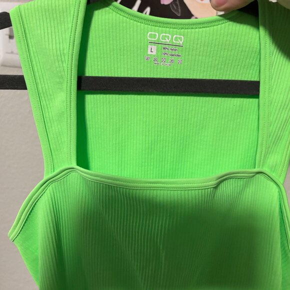 💚 Lime Green Short Sleeve Bodysuit – Flattering & Fierce! 💚 - Picture 3 of 3